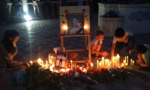 Более тысячи человек собрались в центральном парке Астаны, чтобы почтить память Дениса Тена