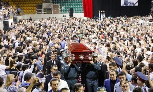 Более 10 тысяч человек пришли проститься с Денисом Теном в Алматы