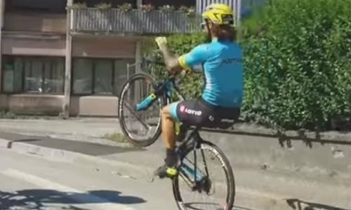 Велокаскадер «Астаны» продемонстрировал трюки на «Тур де Франс»