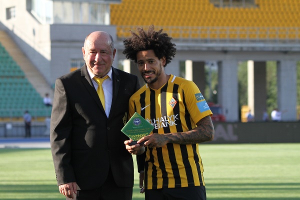 Аршавин и Исаэль получили награды от ПФЛК