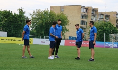 Фоторепортаж с прибытия «Иртыша» на матч Лиги Европы «Тракаем»