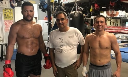 «Triple J и Triple G». Британский нокаутер продолжает тренировки с Головкиным