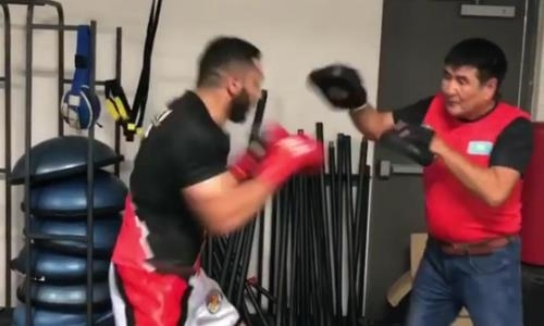 Видео тренировки казахстанского тяжеловеса на «лапах»