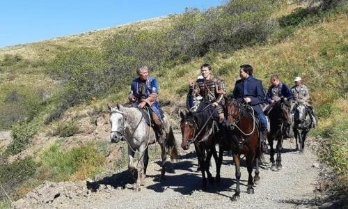 Министр Мухамедиулы и известные казахстанцы участвовали в конном пробеге в Алматинской области