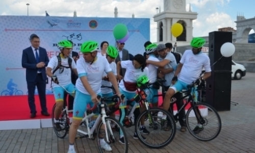 Международный веломарафон стартовал из Астаны в Париж