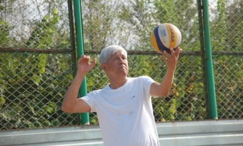 Аким Алматинской области сыграл на турнире по пляжному волейболу