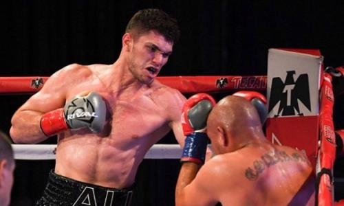 Казахстанский нокаутер показал моменты избиения американца в своем победном бою