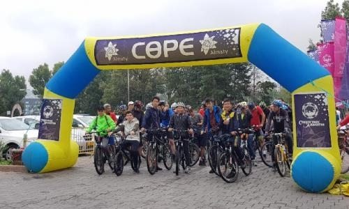 Очередной велопробег в Алматы прошел под дождем