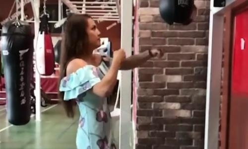 Как Фируза Шарипова на каблуках и в платье боксирует