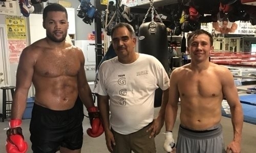 Боксер из лагеря Головкина подписал контракт с одним из самых влиятельных промоутеров мира