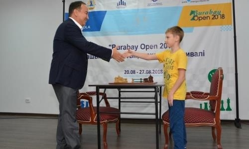 Аким Акмолинской области сыграл партию в шахматы с 10-летним чемпионом