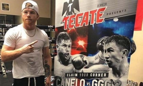 «Канело» попозировал рядом с постером боя с Головкиным