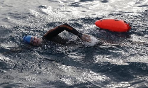 «Это был экстремальный заплыв». Казахстанец переплыл Иссык-Куль
