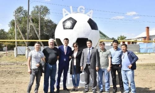 Трехметровый памятник футбольному мячу появился в Актюбинской области