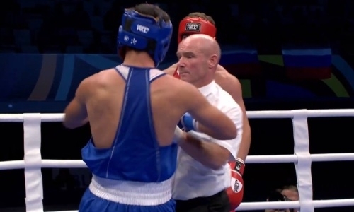 Казахстанский боксер и россиянин продолжили избивать друг друга после финала МЧМ-2018