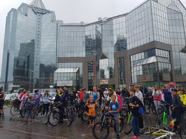 Очередной велопробег в Алматы прошел под дождем