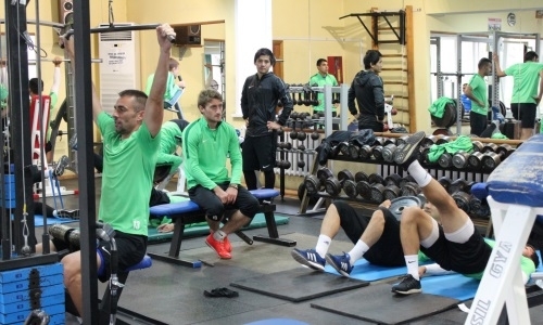 Фоторепортаж с тренировки «Кызыл-Жара СК» в тренажерном зале