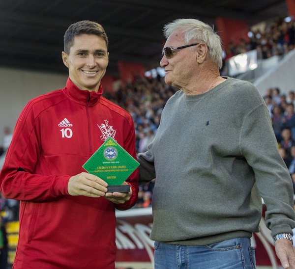 Эсеола и Пиззелли получили награды от ПФЛК