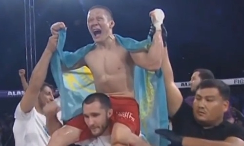 Казахстанский боец отобрал чемпионский пояс у подопечного отца Хабиба Нурмагомедова