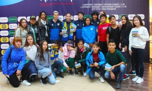 В Павлодаре состоялась промоакция с участием футболисток женской сборной Казахстана