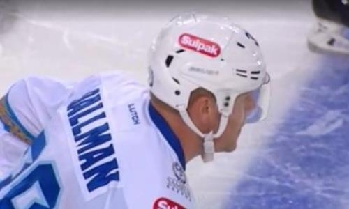 Даллман забросил шайбу с центра площадки в матче КХЛ