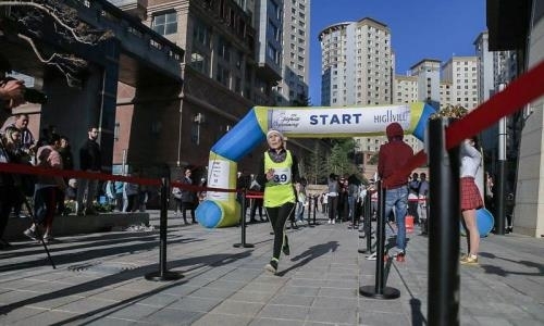 71-летняя женщина покорила небоскреб в Астане за девять минут