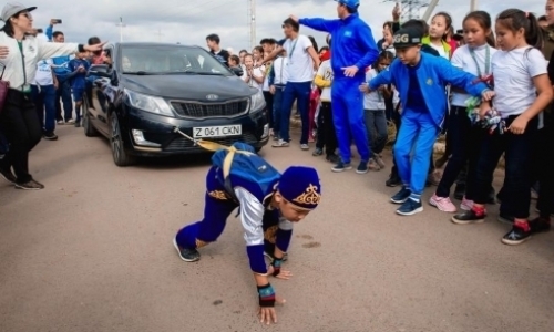 Шестилетний мальчик протащил легковой автомобиль в Акмолинской области