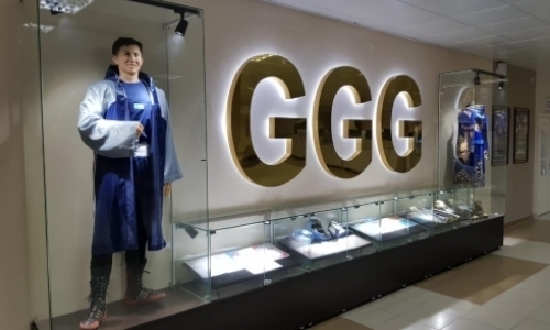 Астанчанин подарил карагандинскому ФОКу статую Геннадия Головкина