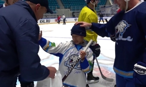 Особенный болельщик побывал в гостях у «Барыса»