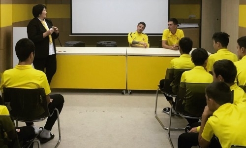 Иличевич и помощник Алоса познакомились с воспитанниками Академии «Кайрата»