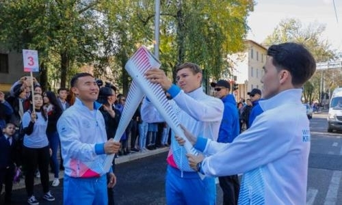Огонь красноярской зимней Универсиады-2019 пронесли по улицам Алматы
