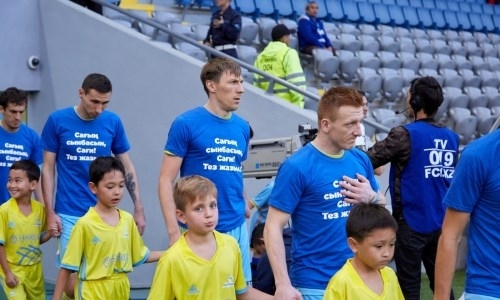 Футболисты «Астаны» вышли на матч Премьер-Лиги с «Жетысу» в футболках в поддержку Саги Совет 