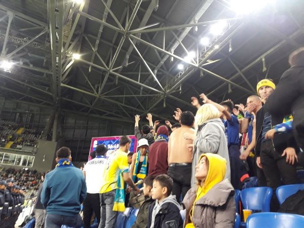 Полуголые зрители и флаги: как фанаты болеют за сборную Казахстана на Лиге наций