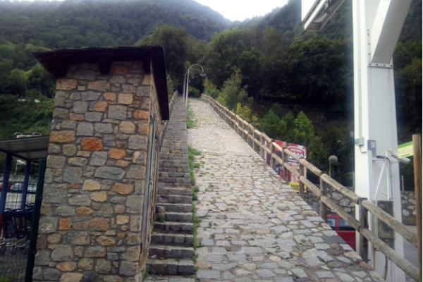 Вся суть Андорры в этой уходящей в горы каменной дороге с лестницей — княжество пытается получать максимум выгоды от своего географического расположения