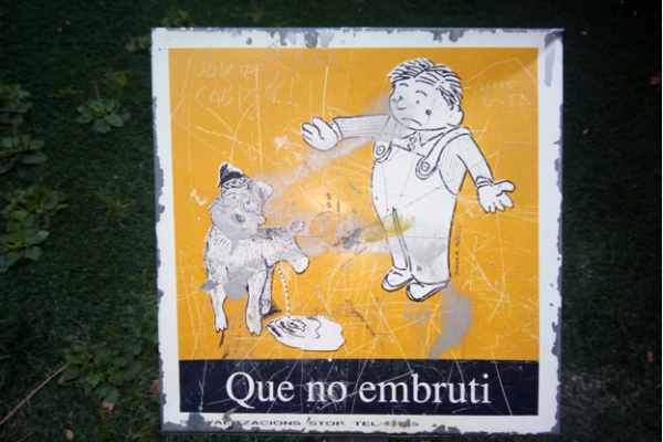 Надпись по-каталански: «Не разводите грязь»