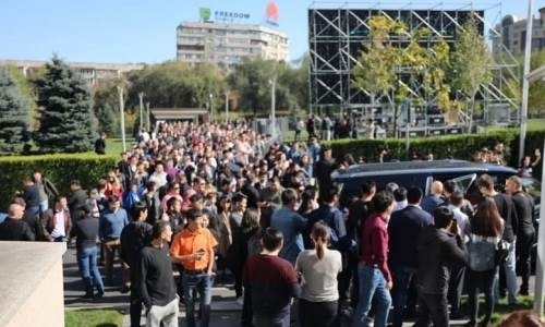 Толпы фанатов окружили Головкина в Алматы