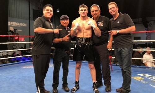 Казахстанcкий нокаутер из лагеря Головкина «удосрочил» мексиканца в титульном бою