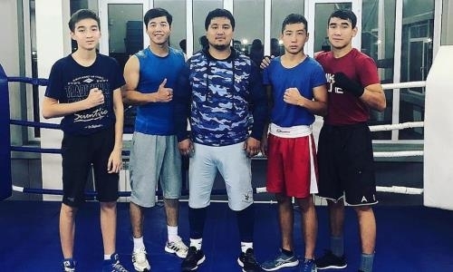 16-летний казахстанский профи-боксер продолжает подготовку к бою в Москве