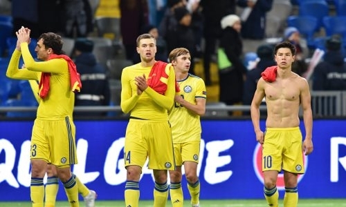 Жуков показал кубики пресса на поле в Астане