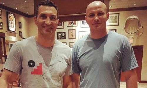 Казахстанский супертяж встретился с легендой бокса