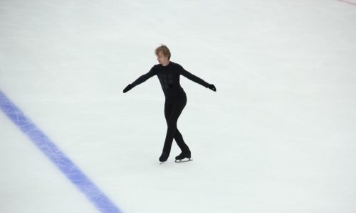 «Надеюсь, что он смотрит на меня сверху». Российский фигурист стал призером этапа Гран-при с программой Дениса Тена