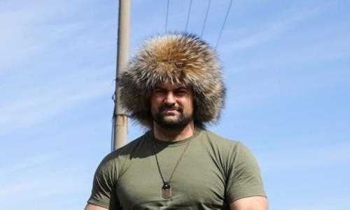 Сильнее самолета: богатырь из Казахстана перемещает многотонные машины