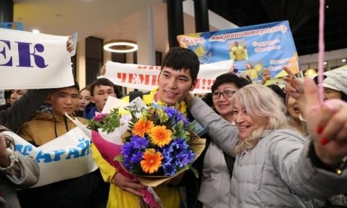 В Астане встретили призеров по боксу юношеских Олимпийских игр