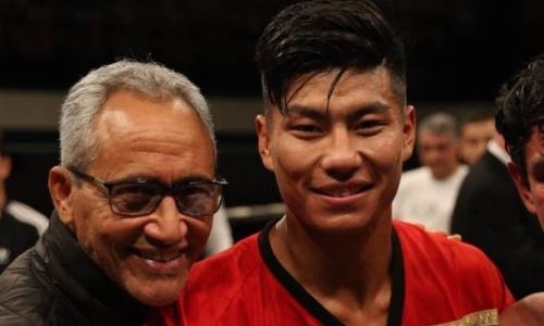 Вице-чемпион мира из Казахстана дебютировал в профи боем с двумя нокдаунами