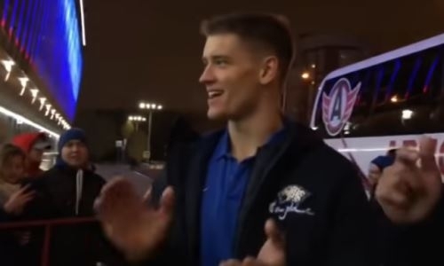 Форвард «Барыса» спел с болельщиками после победы над «Автомобилистом»