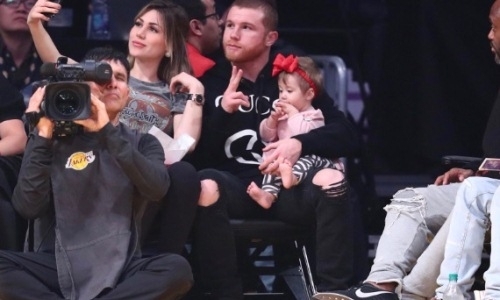 «Канело» после победы над Головкиным впервые появился на публике с дочкой