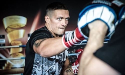 Усик поделился планами на будущее после победы над Белью в весе Шуменова