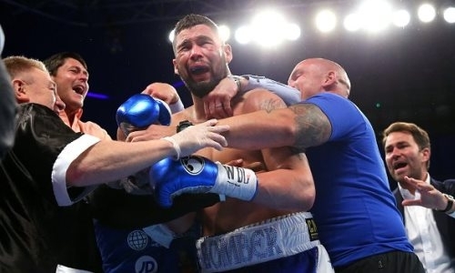 Белью поцеловал Усика после поражения в весе Шуменова и объявил о завершении карьеры 