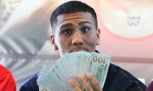 «Где твои бабки?». Ариас с пачкой денег пришел на пресс-конференцию с побитым Головкиным Росадо