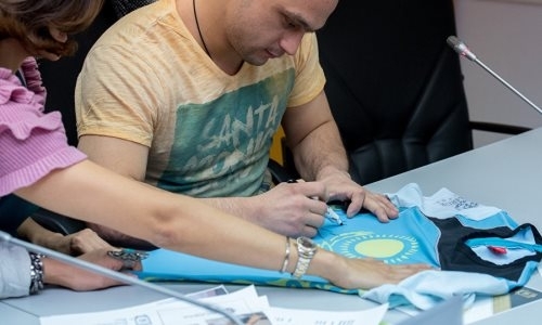 Одну подарил Назарбаеву: форму тяжелоатлета Ильина выставят на благотворительном аукционе